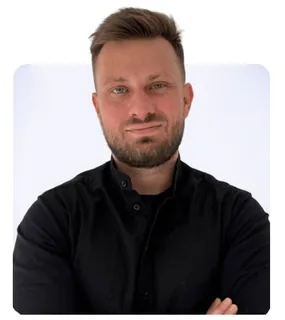 Wojtek Paragraf, makro